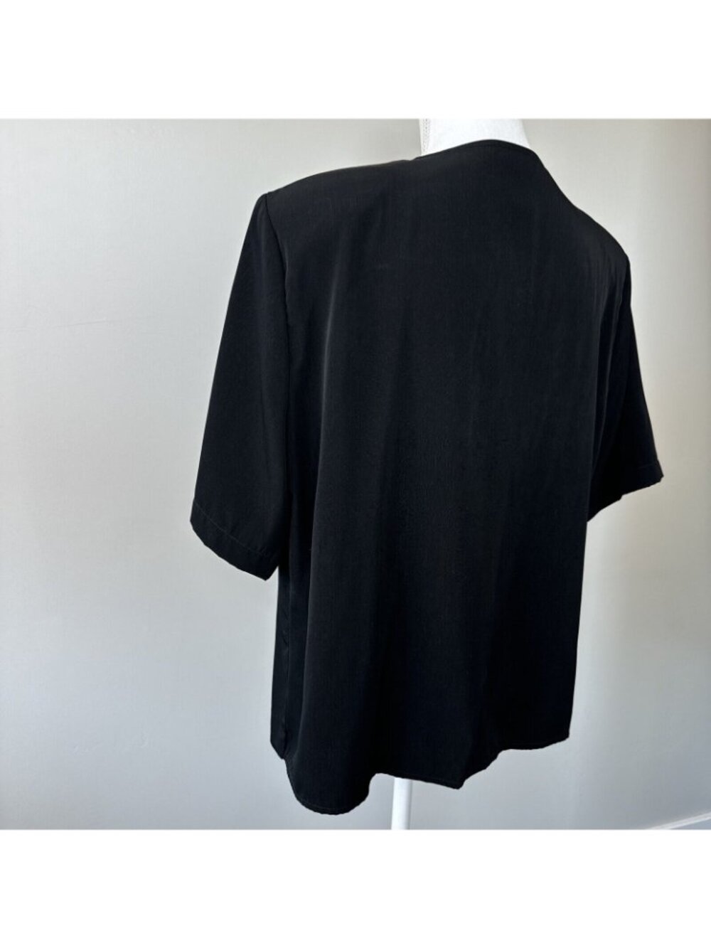 Notations Womens Black Button-Down Short-Sleeve Blouse Size 18 V-Neck Light - Picture 8 of 12